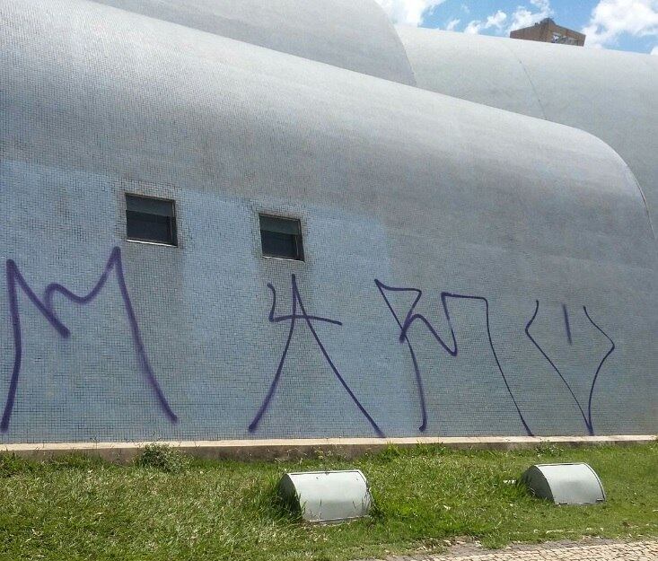 A lateral da capela também foi pichada. A Polícia Militar informou que um boletim de ocorrência foi registrado, mas ainda não tem informações sobre suspeitos