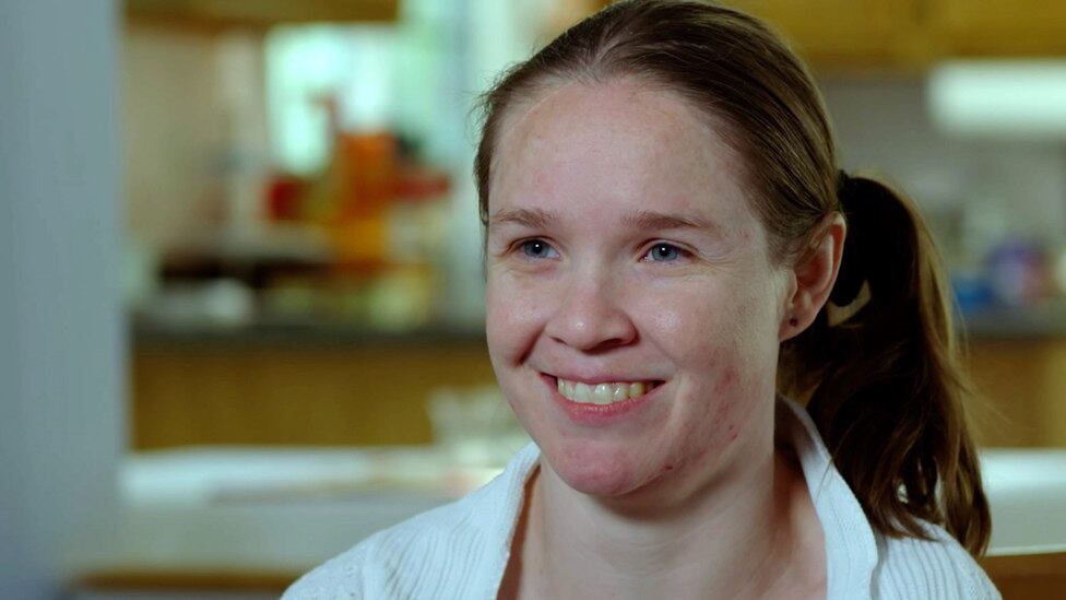 Quando tinha apenas três anos, a americana Jodie Graves
começou a ter convulsões com tanta frequência que os médicos sugeriram retirar
metade de seu cérebro. A jovem havia sido diagnosticada com uma doença rara, a
Encefalite de Rasmussen, caracterizada pela inflamação crônica em um dos lados
do órgão