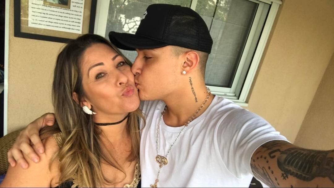 MC Gui compartilhou uma foto dando um beijo na mãe e se declarou:

— Meu amor é tão grande por ti rainha!!! Feliz dia das mães 