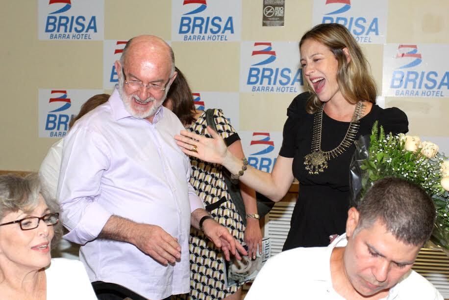 Além do filho, Piovani levou flores para Irene Ravache