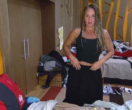 Depois de muito jeitinho, pronto! As peoas conseguem ficar bonitas e arrumadas


+ Quem você quer que continue na Fazenda? Vote quantas vezes quiser!

+ Aos 44 anos, Cris Mortágua mostra corpão e sensualidade em banho. Veja fotos! 

+ Em banho duplo, Babi e Sorvetão dividem o banheiro

+ Puxando o ronco! Peões se entregam ao sono no final da tarde

+ Cheinha? Débora pega pesado na academia com a ajuda de Marlos

+ Após chamar Débora de “inchadinha”, Marlos faz comentário sobre bumbum da namorada