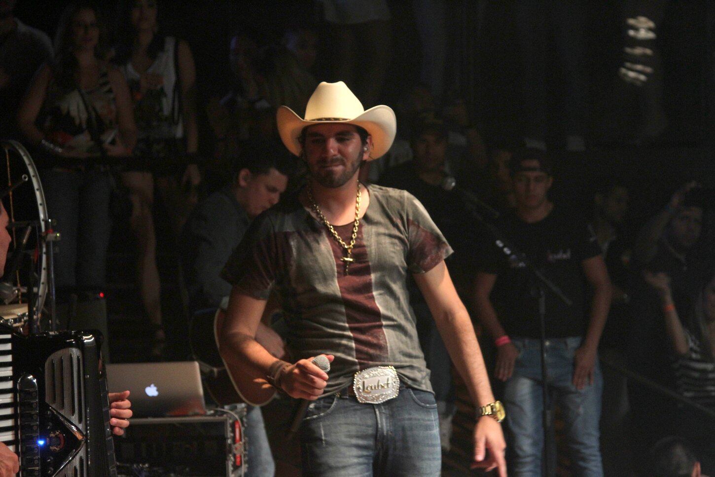 O cantor no palco