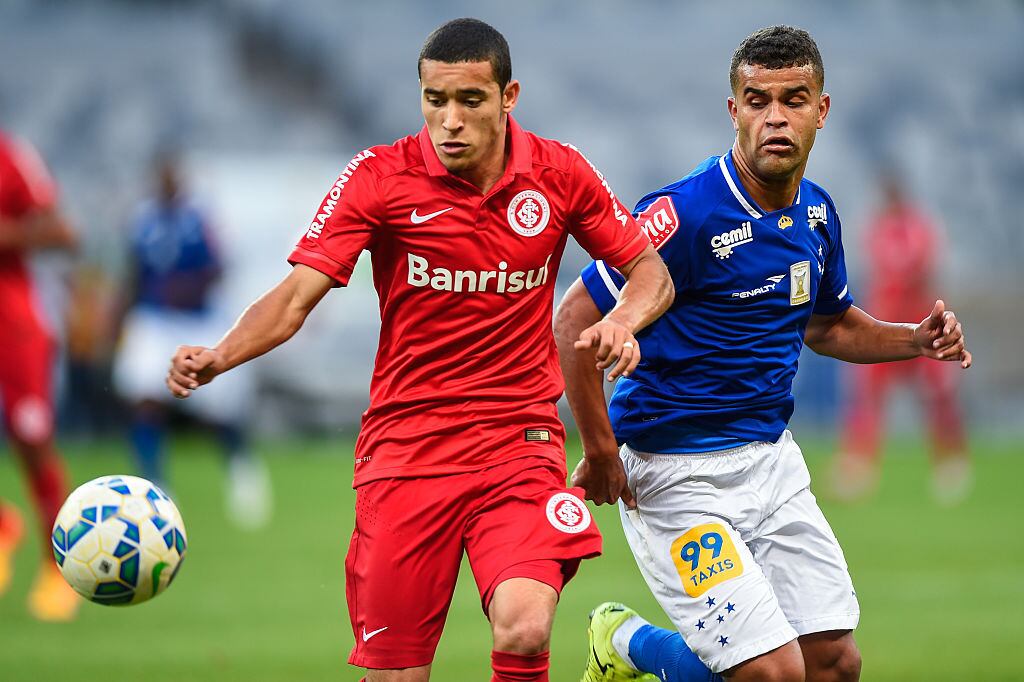 O lateral William, do Inter, foi vendido para o Wolfsburg, da Alemanha, por 5 milhões de euros (R$ 18,4 milhões). Ele tem 22 anos e é um dos vários jovens adquiridos por clubes alemães