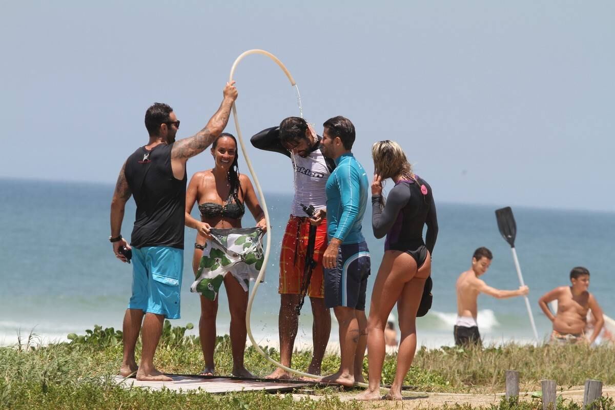 Bruno Gagliasso e Ricardo Pereira praticam stand up paddle na praia da Barra da Tijuca, no Rio