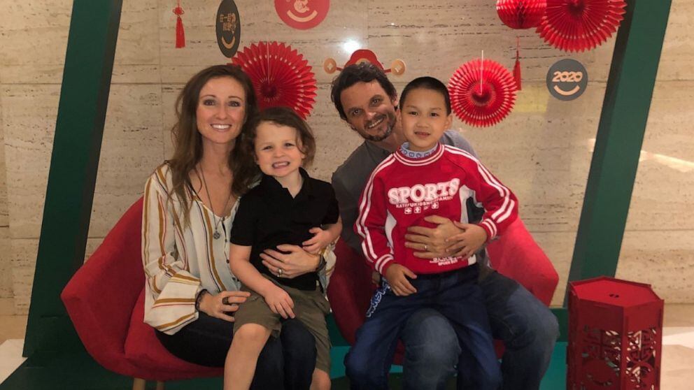 Casal foi até a China para adotar novo membro da família