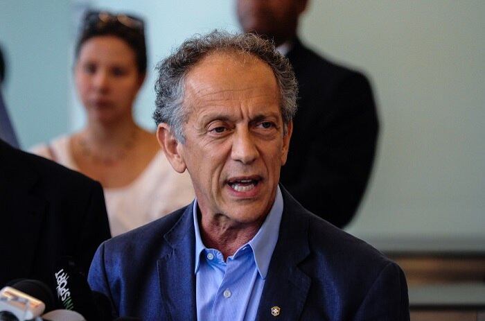 Depois dos membros do Bom Senso, foi a vez do secretário-geral da CBF, Walter Feldman, falar sobre o protesto. No discurso do dirigente, os manifestantes são bem-vindos e terão um diálogo.

— Nós lutamos muito para que tivéssemos direitos à democracia, às manifestações livres. Não há problema em qualquer manifestação...Os manifestantes são muito bem-vindos