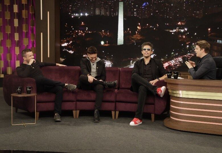 Os músicos recordam o início da carreira em conversa com Fábio Porchat. “A gente não esperava este sucesso todo. Foi um presente, pois é algo raríssimo”, comenta Leandro
• VÍDEO: KLB relembra histórias hilárias da carreira