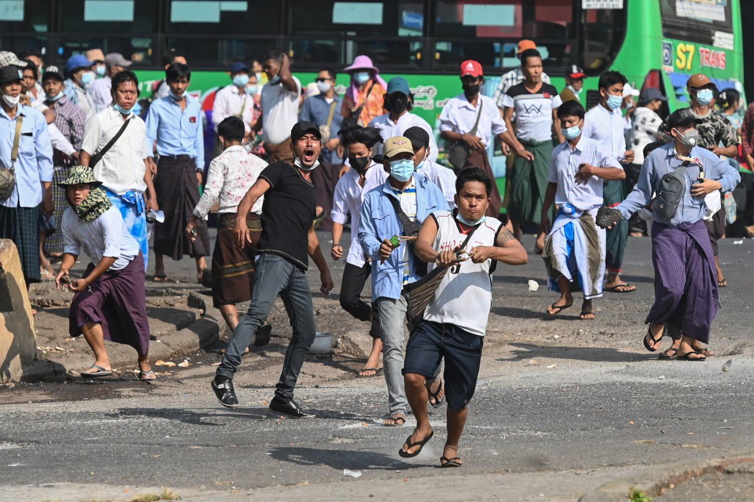 As autoridades permitiram o acesso ao emblemático pagode
Sule, local importante que nos últimos dias permaneceu isolado por barricadas
para impedir a aproximação dos manifestantes pró-democracia