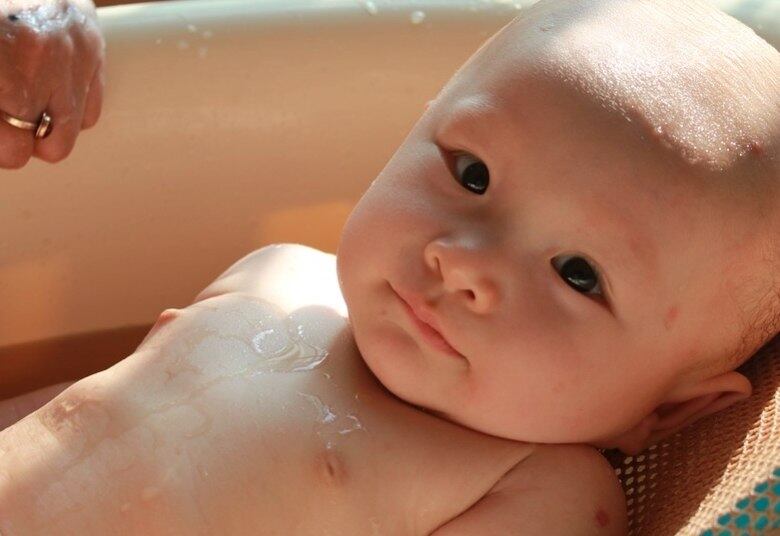 O banho vai muito além da higiene: “É um momento muito especial, pois contribui para o ‘sentimento de existir do bebê’, ao ir adquirindo uma imagem de seu próprio corpo, por meio dos carinhos e cuidados dos pais”, complementa a psicóloga.