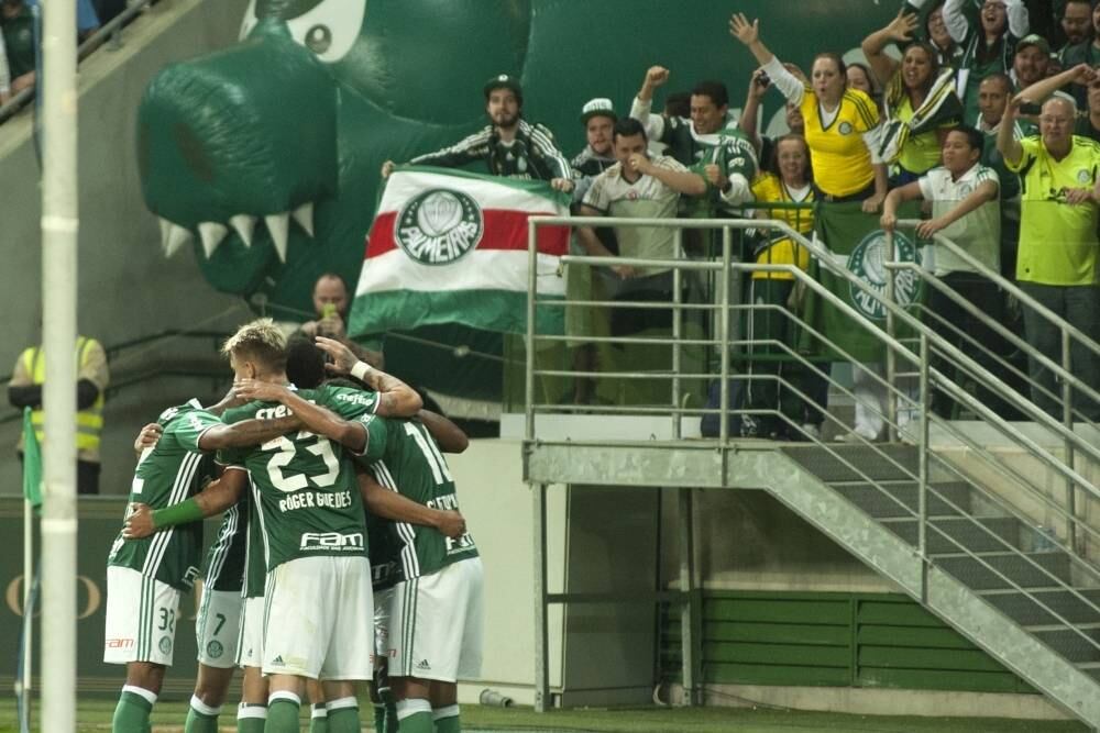 Não bastasse
ser líder em campo, o Palmeiras ainda pode se gabar de ter melhor
custo-benefício do que seu rival com sua nova arena. Para o time alviverde,
jogar em seu estádio tem sido mais vantajoso economicamente do que para o Corinthians.
E não é pouco