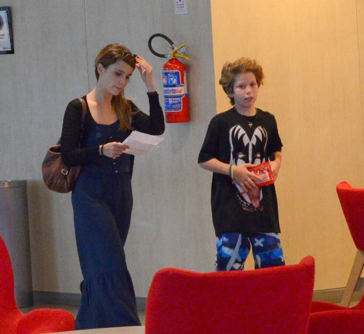 Débora Falabella e Murilo Benício vão ao cinema com os filhos