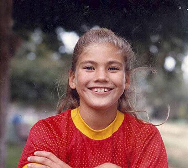 Hope Solo foi concebida na prisão. A mãe da goleira visitava o pai, que estava preso, quando engravidou. Hope revelou que, durante a infância, ela e o irmão, Marcus, foram espancados diversas vezes pela mãe, que sofria com o alcoolismo
