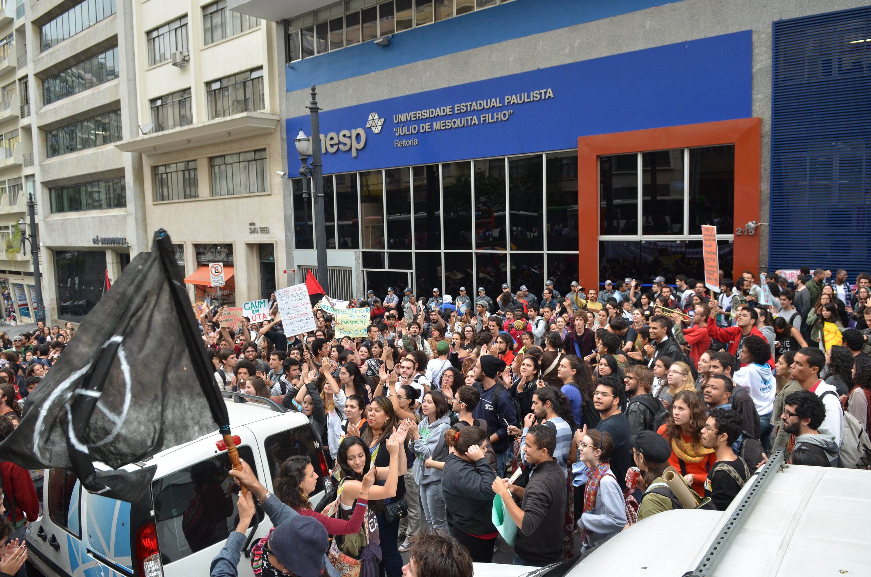 Os estudantes caminharam pela região central da capital paulista e se concentraram em frente ao prédio da reitoria da Unesp. O grupo pretendia retomar o diálogo com representantes da universidade