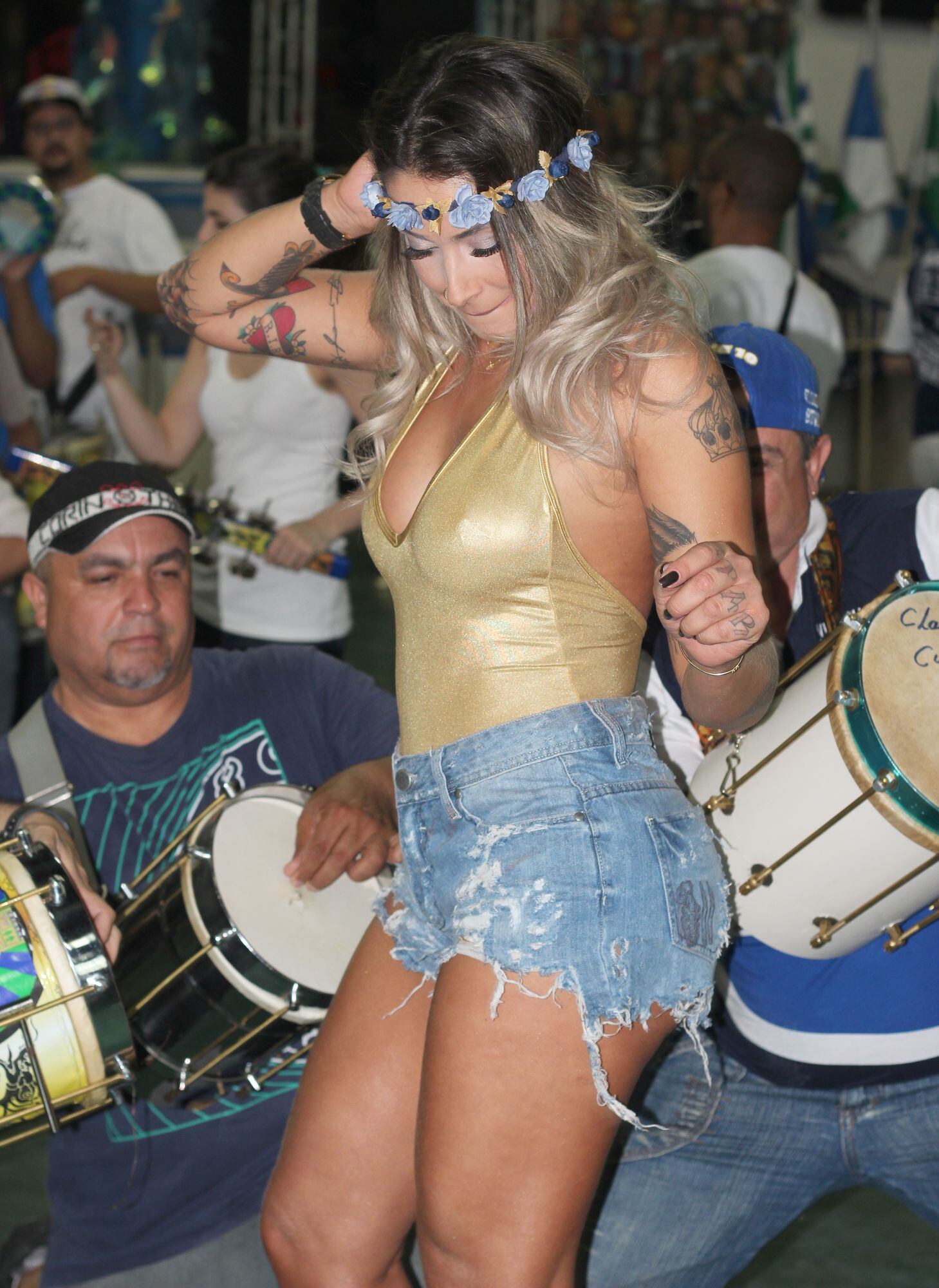 A ex-panicat sambou muito ao som da bateria da Vila Maria