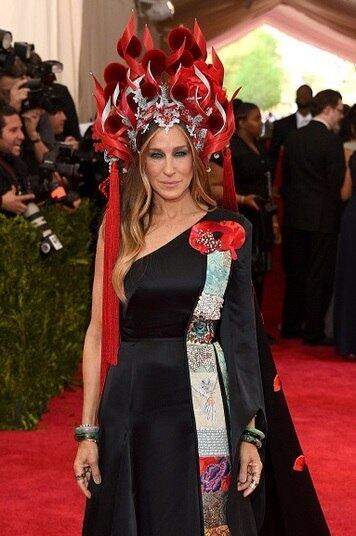 Vestida de dragão, Sarah Jessica Parker foi um dos sustos da noite em 2015. O vestido era de sua linha para a loja de departamentos H&M e o adorno na cabeça, de Philip Treacy
