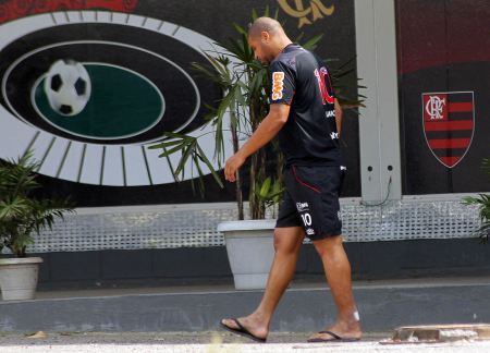 O fim do relacionamento com Renata também pode complicar a volta de Adriano ao futebol, já que a estudante no começo do namoro parecia estar colocando o Imperador na linha