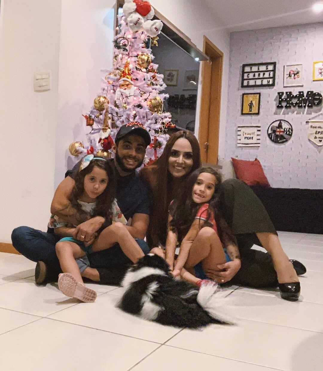 O Natal de Perlla também foi em família. Ela, o marido e duas filhas, Pérola e Pietra