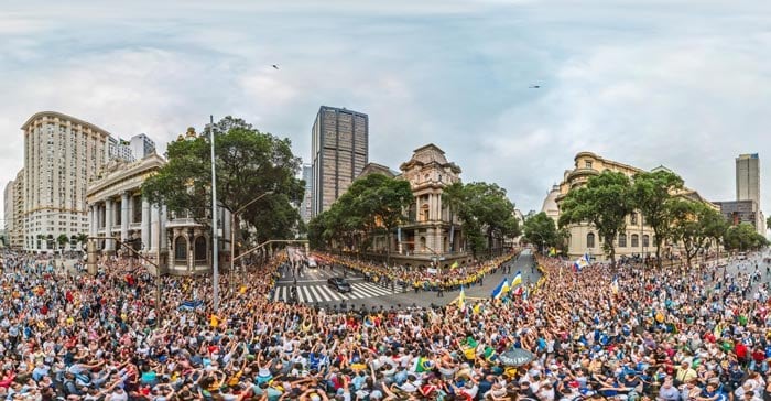 Milhares de pessoas acompanharam o trajeto do pontífice pelas ruas do centro do Rio. O passeio terminou em frente ao Theatro Municipal, na Cinelândia (à esquerda)
