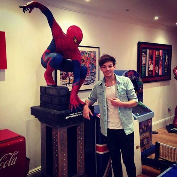 42. Louis Tomlinson, de 23 anos, é um cantor, ator, compositor e jogador de futebol semi-profissional inglês. Nesta foto, o moço está visitando os estúdios da Marvel Comics, editora estadounidense de história em quadrinhos. Esta foto recebeu 2,580,352 curtidas
