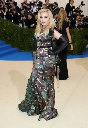 Madonna foi pronta para a guerra na abertura da exposição em homenagem à criadora da Comme des Garçons