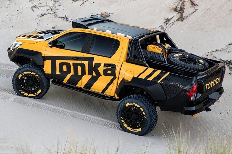 O carro foi todo pintado em amarelo e preto com letreiro da Tonka nas laterais, além de detalhes nos quatro pneus 