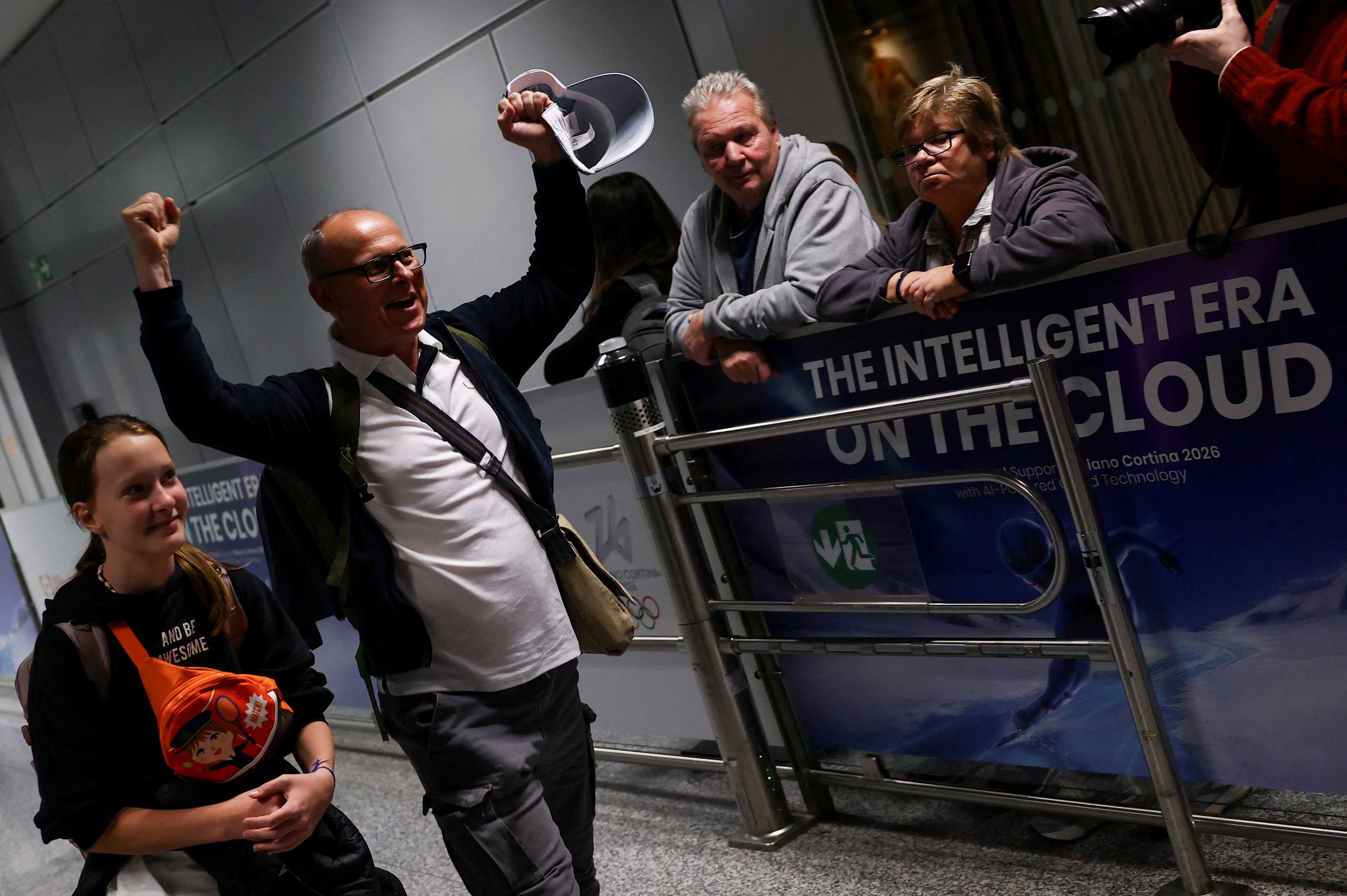 Passageiro não identificado gesticula após sair de Dubai e chegar ao aeroporto de Frankfurt, Alemanha