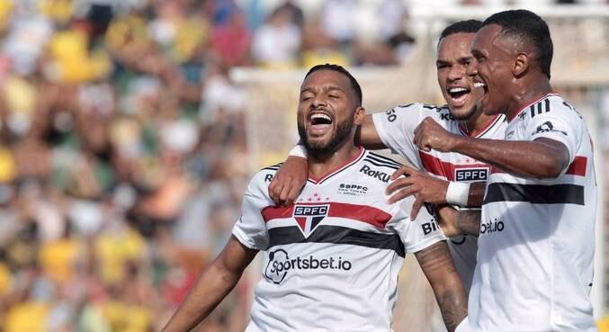 Reinaldo comemora o primeiro gol do jogo, marcado por ele, de pênalti