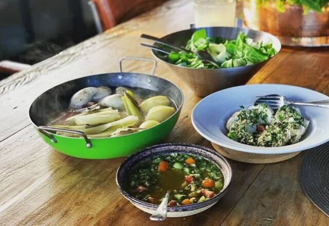 Durante a quarentena em casa com a família, Emmanuel não deixa de cozinhar comidas saudáveis e deliciosas! O banquete do dia foi simples e completo: frango, legumes, salada e vinagrete de coentro e castanhas