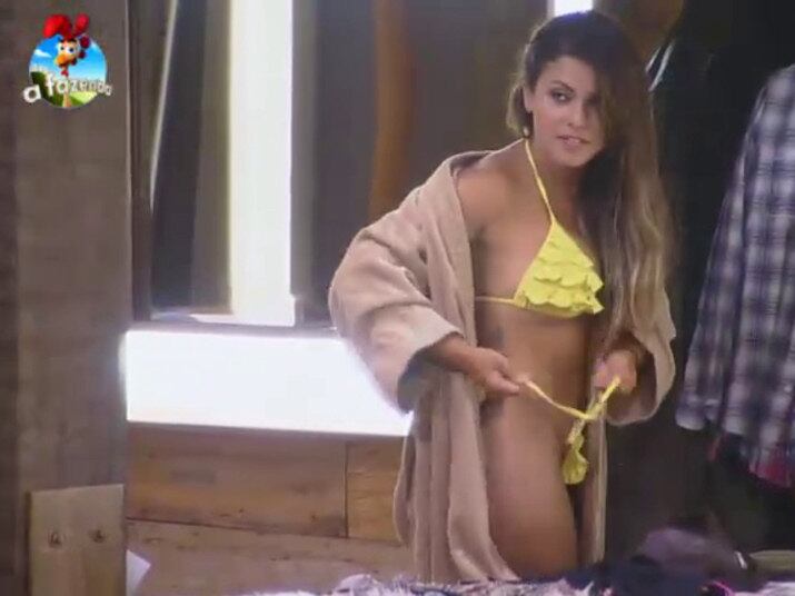 R7: Quando você começou a voltar das Roças, sentiu que estava
com força?
Babi: Eu fiquei feliz. Saber que o público estava me aceitando e
gostando de mim, contou muito para mim. Aqui é o público que escolhe. Fico feliz
por gostarem de mim, do meu jeito
+ Britto Jr. anuncia 8ª temporada do reality A Fazenda
+ DH Silveira é o grande campeão da Fazenda 7
+ Relembre a trajetória de DH
+ Babi Rossi é a segunda colocada de A Fazenda 7. Relembre a trajetória da peoa
+ Heloisa Faissol é a terceira colocada da Fazenda 7. Relembre a trajetória da peoa
+ Veja fotos dos bastidores da grande final de A Fazenda