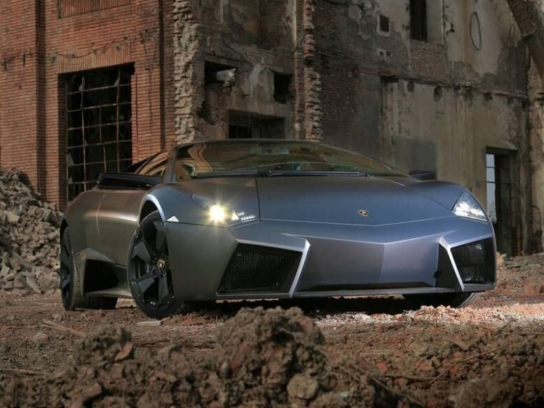 Batizado em homenagem a um touro que matou um lendário toureiro, o Lamborghini Reventon faz jus nas pistas a sua origem beligerante. Custando R$ 3,5 milhões (US$ 1,61 milhão), o esportivo oferece 650 cavalos de potência que o levam aos 340 km/h e à aceleração de 0 a 100 km/h em apenas 3,4 segundos

Saiba tudo sobre carros! Acesse www.r7.com/carros