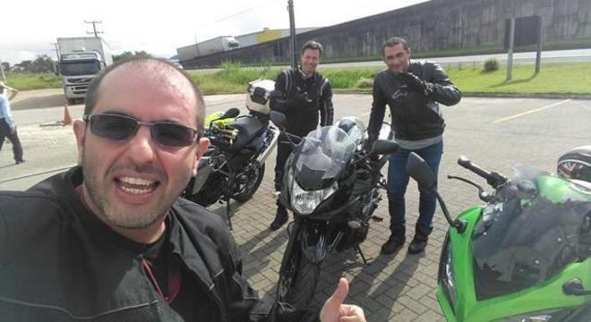 Foto no momento da partida para passeio de 300 km com Cristiano e João Carlos (meio)