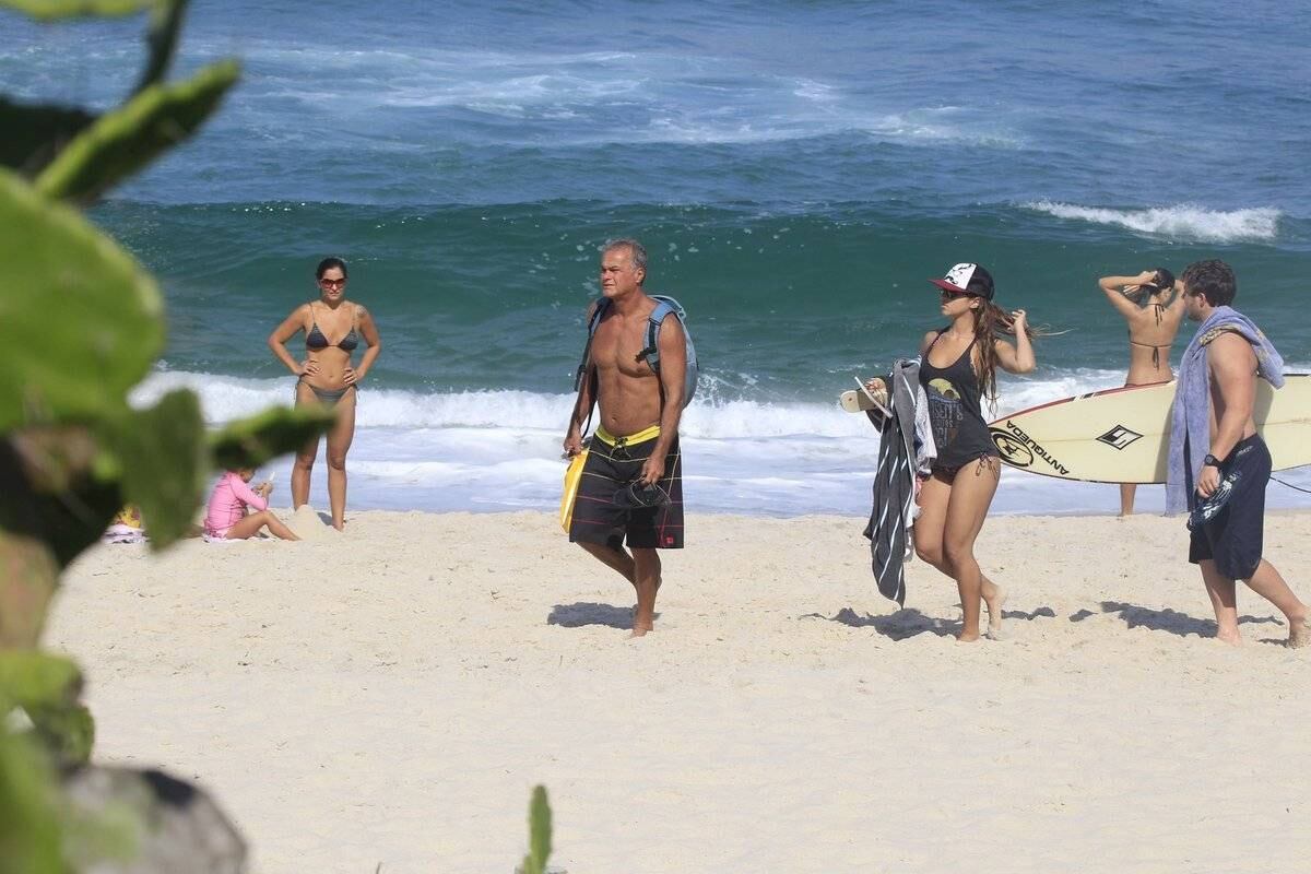 O ator recebeu a filha, que mora no exterior, com uma bela tarde de sol, mar e surfe