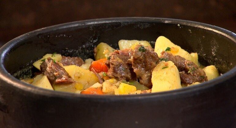 Com a técnica adequada é possível preparar receitas deliciosas com o músculo e não correr o risco desse pedaço da carne ficar muito duro. Aprenda o passo a passo de três pratos saborosos no Mitos & Verdades, do Domingo Espetacular!

Cozimento Base do Músculo
 
Ingredientes:
1,5 kg de músculo dianteiro
100 gramas de cenoura
200 gramas de cebola branca
75 gramas de salsão
75 gramas de alho poró
20 gramas de alho
10 gramas de pimenta de reino preta em grão
10 gramas de tomilho
2 unidades de louro
7 litros de água filtrada

Modo de Preparo:
Cortar os músculos em cubos grandes e refogar em óleo sem ganhar cor na panela de pressão;                                             
Juntar os legumes até murcharem;                                                                                     
Colocar a água, o tomilho, o louro e as pimenta esmagadas;                                                                                                  Cozinhar na pressão por 20 minutos ou por 40 minutos sem pressão;                                                         
Retirar a pressão (se for o caso) e retirar os cubos de músculo cuidado para não quebrarem e deixar esfriar;                    
Coar o caldo e colocar para reduzir até 1/3 do seu volume;
Com uma concha, ir retirando o excesso de gordura enquanto o reduz;

Músculo ensopado

Ingredientes:
1 kg de músculo em cubos
1 colher de azeite
1 cebola picada
1 colher de alho picado
Açafrão à gosto
Sal à gosto
2 cenouras picadas ou em rodelas
2 ou 3 mandioquinhas picadas ou em rodelas
3 batatas médias
Água para cobrir a carne

Modo de Preparo:
Em uma panela de pressão, coloque o azeite para esquentar;
Refogue a cebola, o alho e junte os pedaços de músculo; 
Deixe selar, coloque o açafrão e o sal; 
Cubra com água e tampe a panela;
Quando começar a chiar, marque 30 minutos e desligue; 
Veja se a carne amoleceu e se ainda tem caldo na panela;
Caso não tenha e a carne precise cozinhar mais um pouco, complete com mais água e feche a panela de novo. 
Se já estiver mole, junte os legumes, sempre notando se ainda tem caldo, feche a panela novamente e deixe cozinhar 
por mais 10 minutos;
Sirva acompanhado de arroz branco e uma salada;
