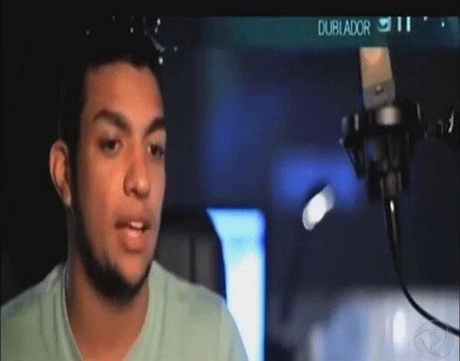 Em um trecho do vídeo, Caio conta que era reconhecido na rua pelos fãs do bruxinho. Ao ver as imagens, Marco reitera que não se conforma com a morte.
— Vendo a imagem, parece que vou estar brincando com ele daqui a pouco de novo