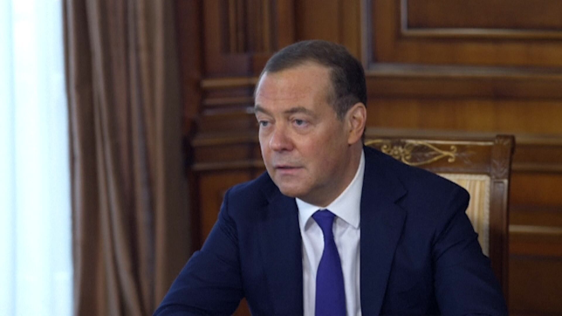 Medvedev alerta que ações de Trump podem levar à guerra direta entre Rússia e EUA