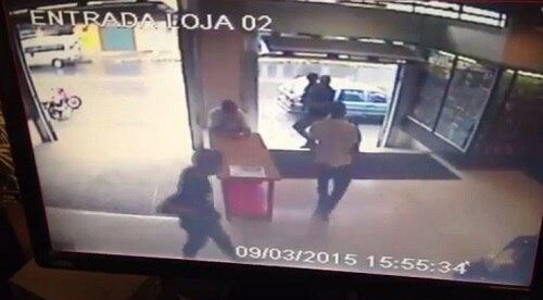 Policial saca a arma ainda com o menino no colo