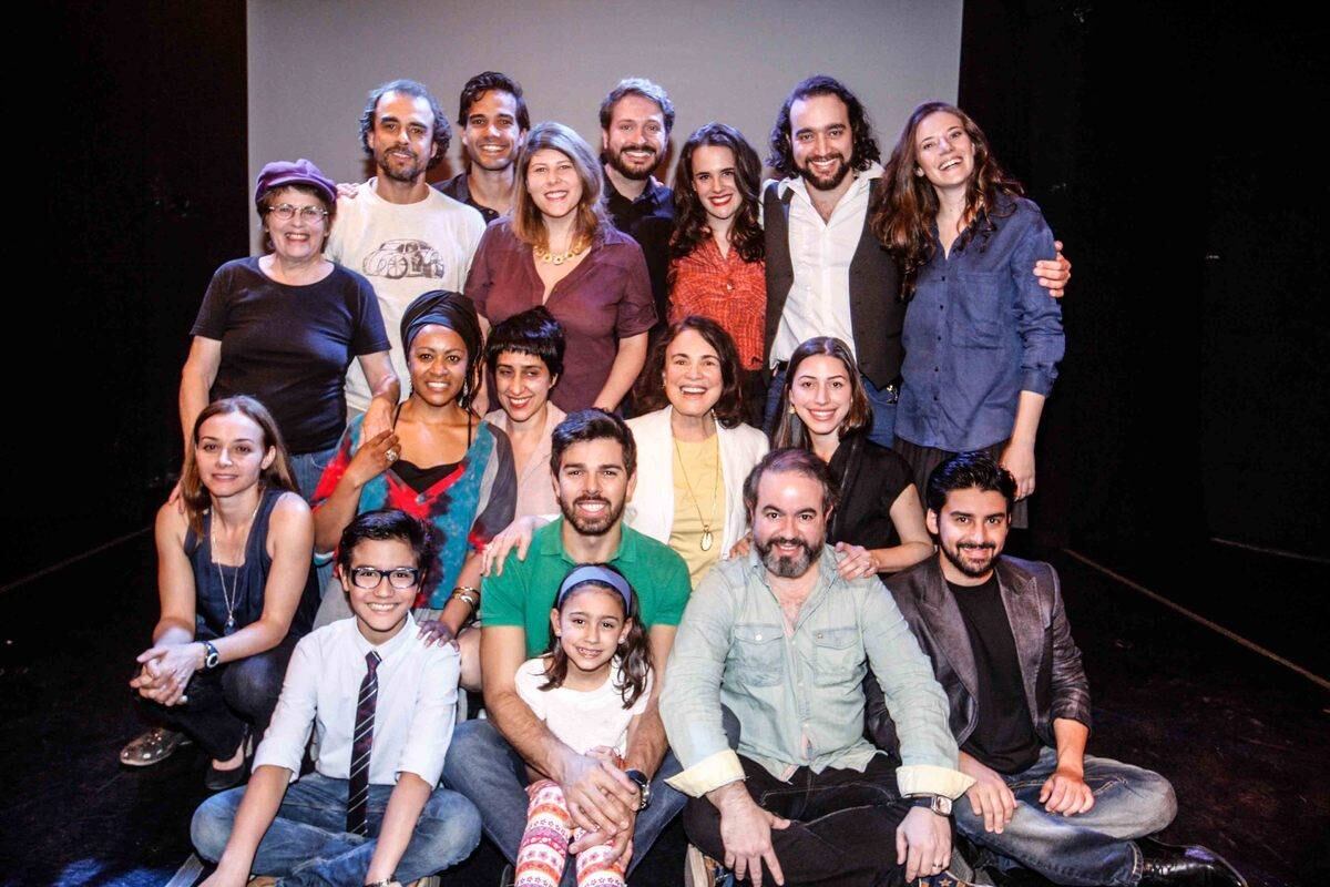 O elenco conta com Amazyles de
Almeida, Eduardo Bodstein, Ivan Izzo, Marcelo Galdino, Paulo Gabriel, Rodrigo
de Castro, Vanessa Goulart, entre outros