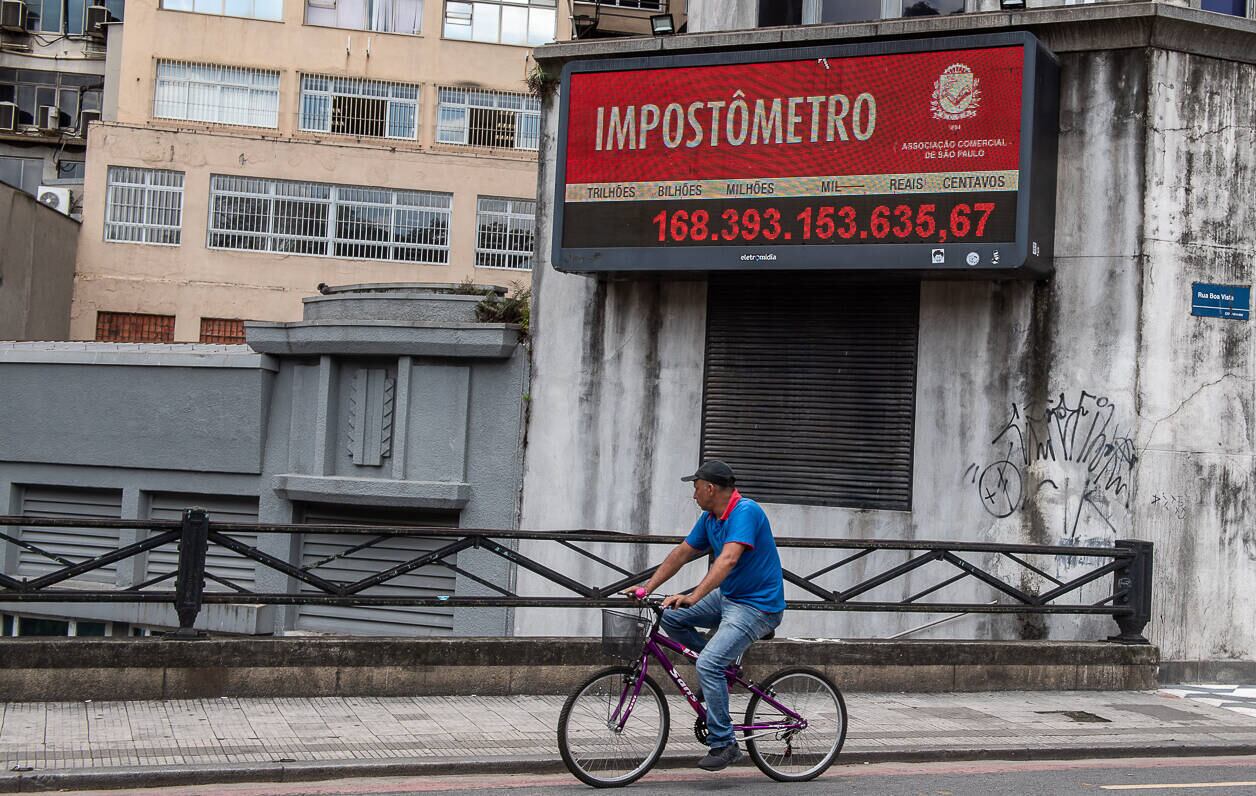 O painel que soma a tributação do brasileiro