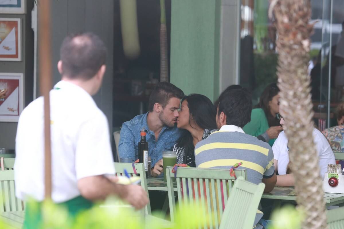 Em clima de romance, ex-BBBs Talita e Rafael almoçam no Rio de Janeiro