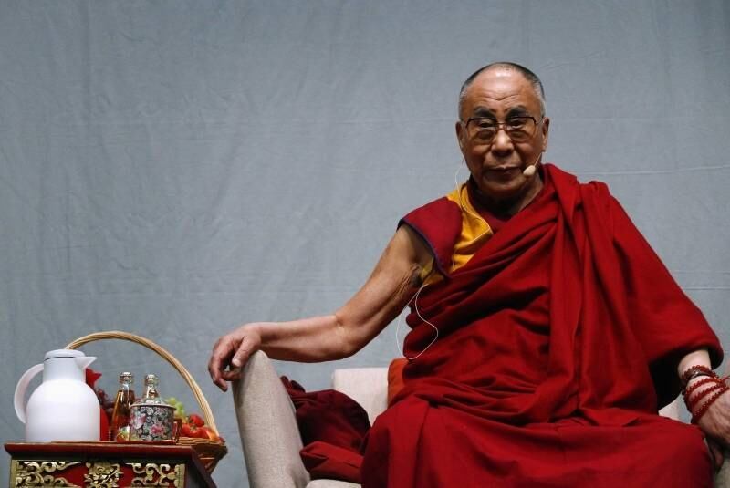 O líder espiritual
tibetano Dalai Lama fala com o público no estádio de Fraport, em Frankfurt, na
Alemanha. Ele está em uma visita de quatro dias pelo país