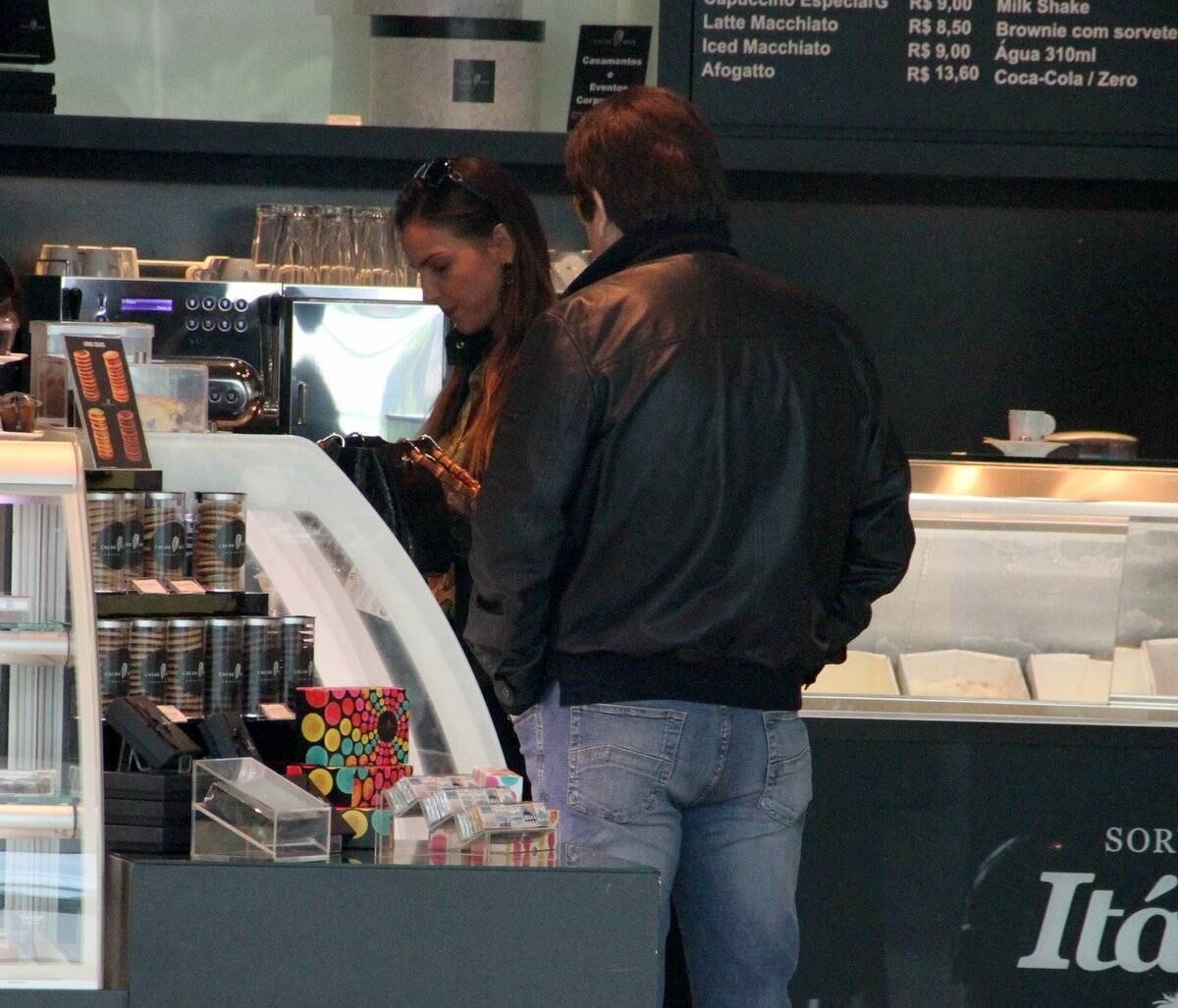 Ele parou para tomar um café com a mulher 