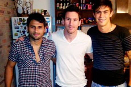 Virar a casaca no futebol já virou lugar comum. O mais novo 'traidor' da turma é Maxi Biancucchi. O primo de Messi, que foi um dos destaques do Vitória no ano passado, anunciou sua transferência para o Bahia