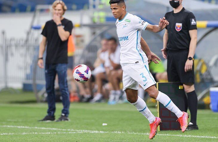 Revelado no Náutico, Douglas Santos passou por Udinese-ITA e Granada-ESP, mas teve sucesso no Atlético-MG. As boas atuações no Galo renderam a oportunidade na Seleção Olímpica, onde conquistou o Ouro na Rio-2016. Depois de ser vendido ao Hamburgo-ALE, chegou ao Zenit.