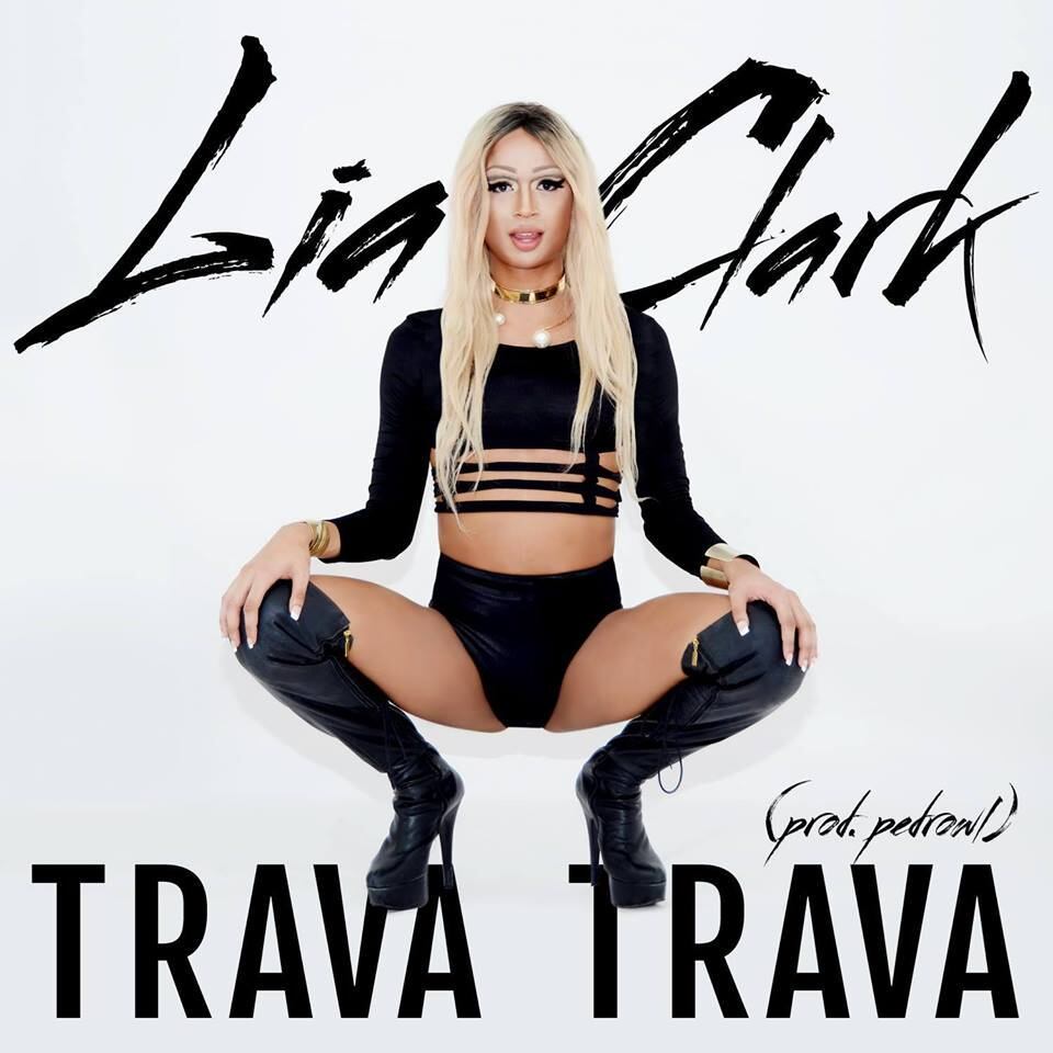 Trava Trava é uma música sensual sobre atitude na hora da conquista. A queen, que também é DJ, agora é presença garantida em festas de pop e funk em diversas cidades brasileiras. Ela tenta explicar o sucesso da canção.

— A batida e a letra penetram sua mente, mesmo sem você querer. Deve ter muita gente viciada sem perceber. 

A faixa é produzida pelo Pedrowl, que já fez músicas para a Banda Uó e tem um dos remixes oficiais de Chasing Time, da rapper norte-americana Azealia Banks, que a própria escolheu