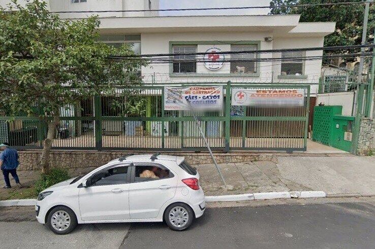 A Polícia Civil prendeu na quarta-feira (29) um veterinário acumulador por suspeita de praticar maus-tratos em animais em uma clínica clandestina na Penha, na zona leste de São Paulo. No local, foram encontrados 60 cães e 30 gatos, além de patos, papagaios e outros bichos