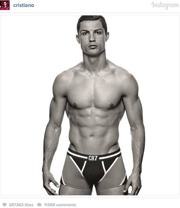 Cristiano Ronaldo, a sensação entre as mulheres do mundo inteiro! O português de 29 anos, jogador do Real Madrid, adora sensualizar em sua conta no Instagram. Fotos de ensaios fotográficos sempre são postadas pelo moço. O bonitão sabe jogar um charme na rede social