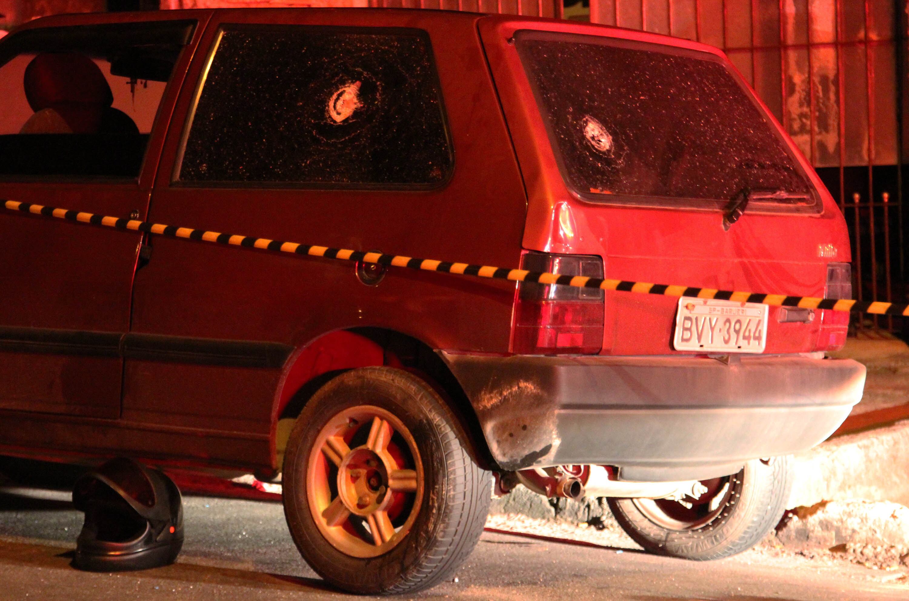 Segundo testemunhas, homens encapuzados em um carro prata passaram atirando em cinco jovens em Carapicuíba