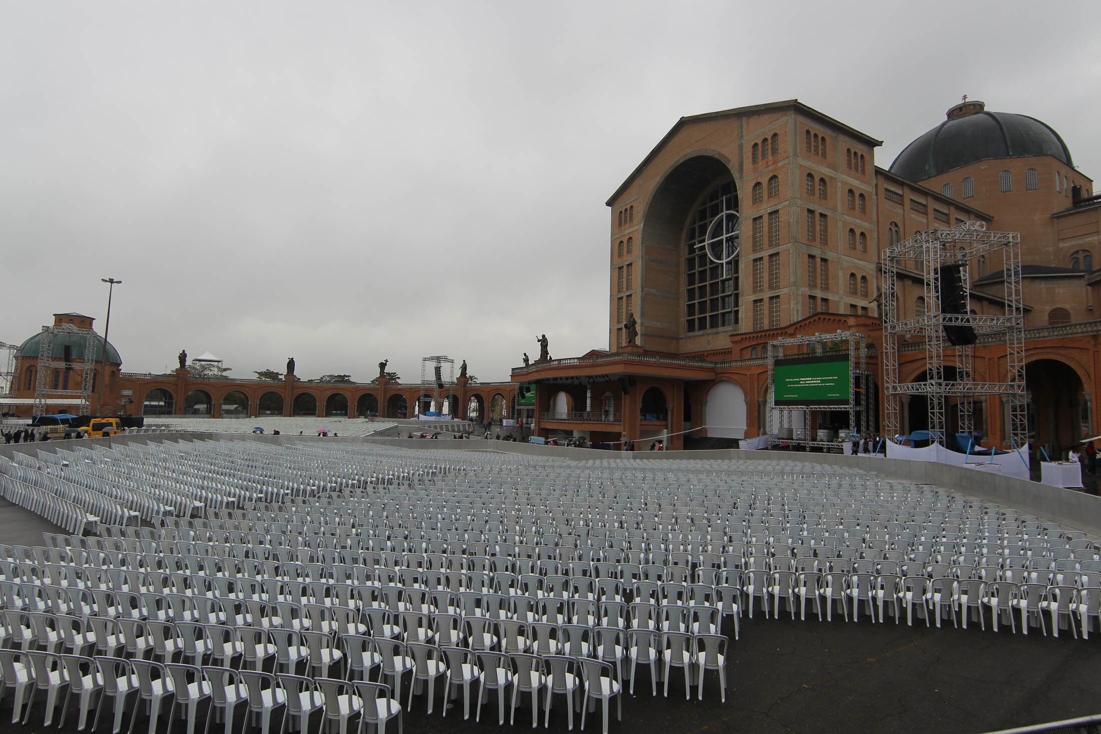 Cerca de 6 mil cadeiras de plástico foram colocada em frente à Basília para fiéis acompanharem a missa