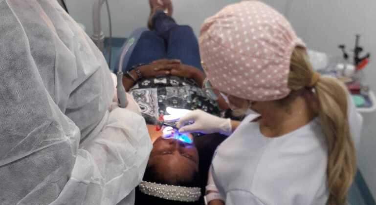 Mulher recebendo tratamento odontológico
