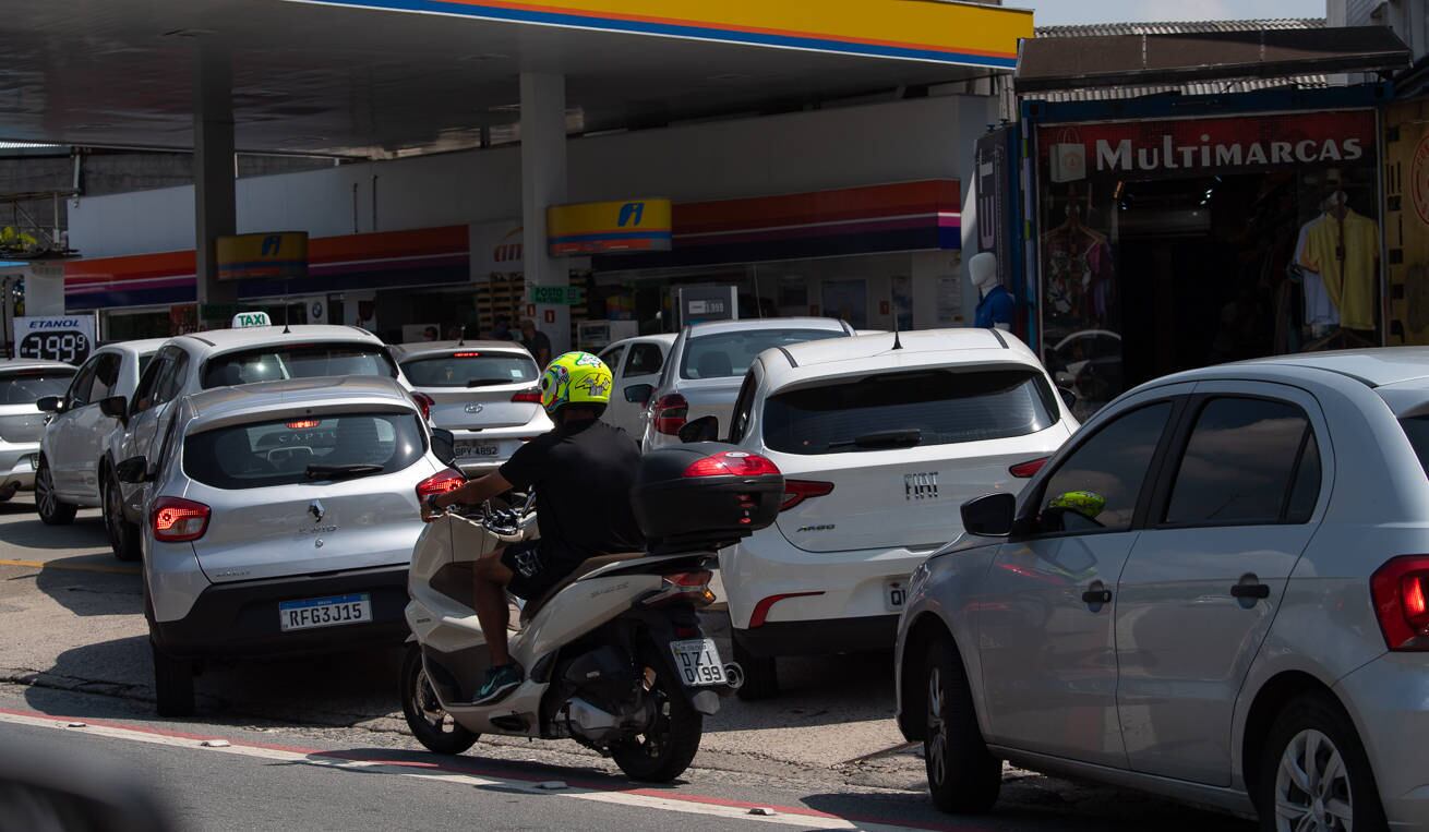 São Paulo, SP - 08.03.2022 - Posto de Combustível - Fila de veículos para abastecer seus veículos no Posto Ipiranga da av. Marquês de São Vicente,  Água Branca, devido a preocupação do aumento de preço devido a guerra entre Ucrânia x Rússia. Foto Edu Garcia/R7